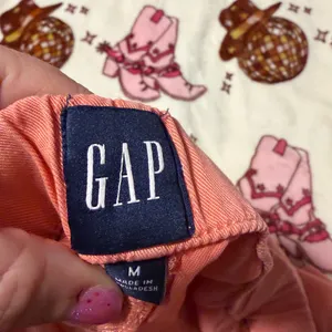 GAP Women's Peach Cargo Shorts thumbnail 3