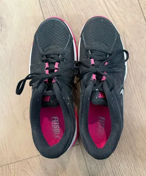Pink and black Nike running shoes thumbnail 1