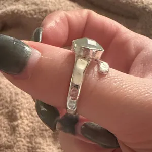 Elegant Silver Ring with Green Stone thumbnail 3