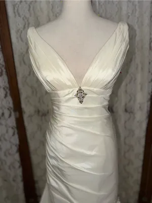 Beautiful Vintage Y2K Moonlight Ivory Taffeta Wedding Gown thumbnail 4