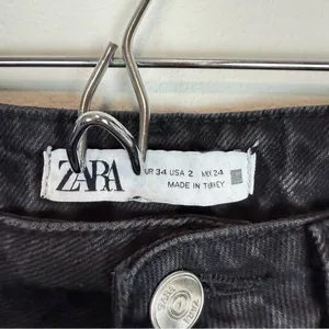 Zara High Rise Straight Leg Raw Hem Jeans Faded Black Size‎ 2 thumbnail 5