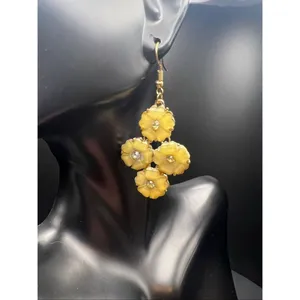 Light Yellow Cream Shimmer Rhinestone Gold Tone Flower Cluster Floral Earrings thumbnail 5