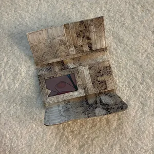 NWOT GUESS snakeskin-textured pattern wallet w/ metal logo on the front closure thumbnail 3
