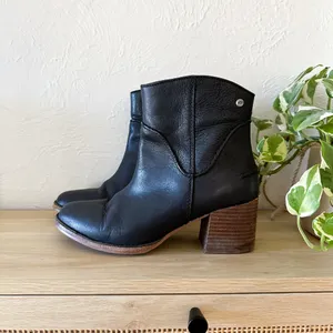 UGG | Annie Ankle Block Heel Boot‎ in Black and Brown Women's 8.5 thumbnail 3