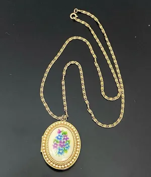 Vintage AVON Gold-tone Oval Floral Faux Pearl Locket Pendant 24” Necklace 33g thumbnail 2