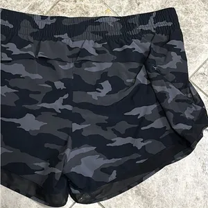 Athleta Racer Run Mid Rise Short 4” Black Camo Size Large thumbnail 12