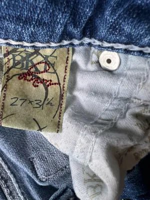 🌟 BKE “Kate” Distressed Bootcut Jeans – Size 27R 🌟 Trendy and comfortable BKE Kate jeans in a flattering bootcut fit! These jeans feature stylish distressed knee details, light fading, and signature stitched back pockets for that perfect everyday look. ✨ Details: • Brand: BKE Kate • Size: 27 Regular • Bootcut style • Distressed/ripped knees • Medium wash denim • Great pre-owned condition with lots of life left Perfect with boots, sneakers, or a cute casual top! thumbnail 3