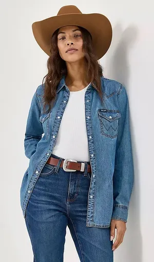 $70 NWOT WOMEN'S WRANGLER CLASSIC WESTERN SNAP DENIM SHIRT in mid wash L thumbnail 1