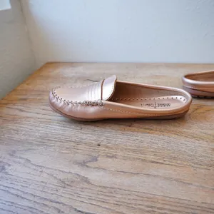 Minnetonka Womens Size 9 Mule Loafers Rose Gold Excellent Metallic Leather Flats thumbnail 7
