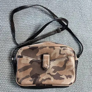 G.I.L.I Camo Print Leather Purse With Wallet Insert EUC thumbnail 1