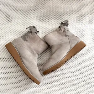 UGG Light Grey Bow Lace Back Drew Perforated Sunshine Ankle Wedge Boots 8.5 thumbnail 7
