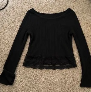 Black Laced Long sleeve Size M thumbnail 1