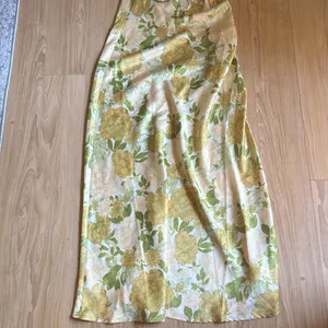 OWNLEY FLORAL DRESS thumbnail 2