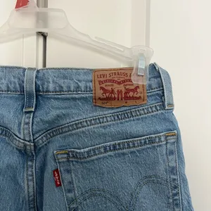 Levi's 501 Mid Wash Straight Legged Women’s Jeans with Button Up Fly thumbnail 5