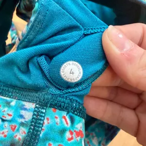 Lululemon Energy sports Bra. Size 4! Electric Blue! Excellent condition! thumbnail 3