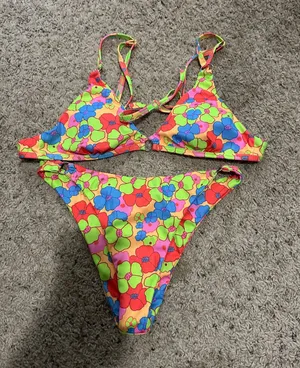 Amazon Bikini thumbnail 1