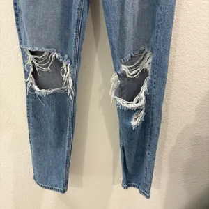 American Eagle Strigid High Waisted Ripped Mom Jean Size 4 Regular thumbnail 5