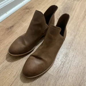 Universal Thread | Almond‎ Toe Stacked Heel Brown V-Cut Ankle Booties, Size 9 thumbnail 2