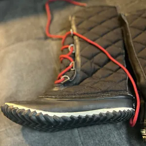 Sorel Black Quilted Boots with Red Laces thumbnail 7