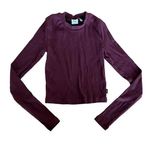 Aritzia - Tna Long Sleeve Tee in Maroon thumbnail 1