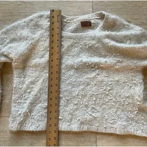 Cozy White Fuzzy‎ Cropped Sweater Long Sleeve Textured Knit Top size M thumbnail 4