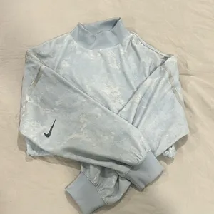 Nike Cropped Sweater Size Medium thumbnail 1