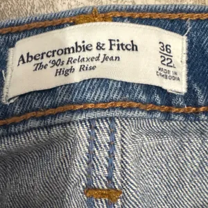 Abercrombie & Fitch The 90s‎ Relaxed High Rise Jeans Raw Hem Size 36/22 Long NEW thumbnail 2