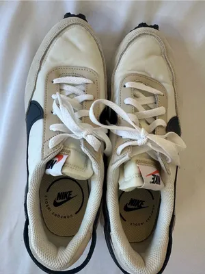 Nike Women's Cream and Black Retro Runner thumbnail 3