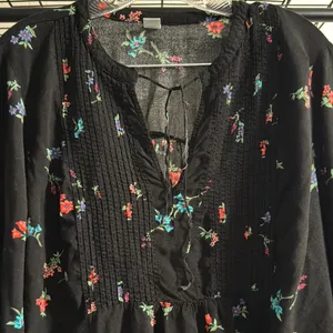 Old Navy Black Blouse with Floral Design thumbnail 4