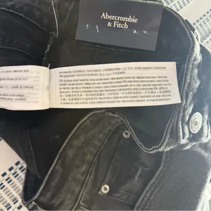 NWT Abercrombie & Fitch Curve Love High Rise Mom Jeans: Washed Black, Size 28 thumbnail 10