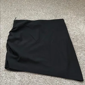 Zara Black Asymmetrical Ruched Mini Skirt thumbnail 3