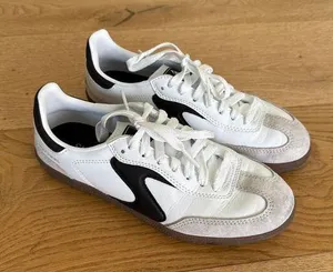 Skechers - Hotshot Kickoff Sneakers in White Gray & Black thumbnail 1