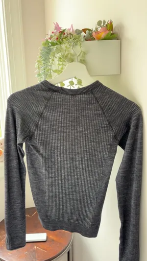Lululemon long sleeve gray & black checkered swiftly tech shirt in size 4. Nylon, wool, polyester & elastane blend. thumbnail 3