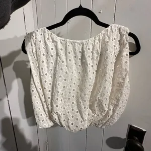 ANTHROPOLOGIE cropped White Eyelet Women's Top thumbnail 2