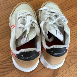 Nike tennis shoes thumbnail 2