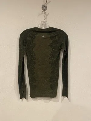 Lululemon Shirt Womens 4 Green Floral Long Sleeve Crew Neck Thumbholes Athletic thumbnail 4