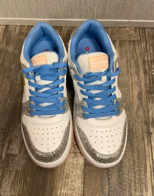 NWOB Airwalk Women’s White and Light Blue Glitter Accent Sneakers Size 9 thumbnail 1