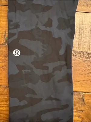 LULU🍋 Fast n‎ Free Camo Crop thumbnail 5