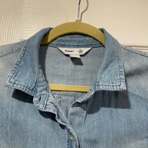 Old Navy Size M The Classic Shirt Light Wash Denim Jean Button Down Collared thumbnail 2