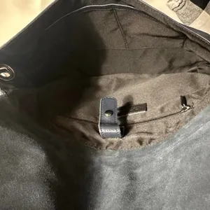 Innue Black leather shoulder bag with suede lining thumbnail 4