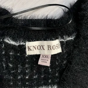 NWOT Knox‎ Rose Fuzzy Black and White Sweater thumbnail 2