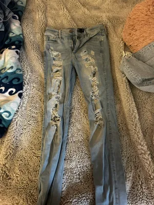 Lightwash Distressed Skinny Jeans thumbnail 2