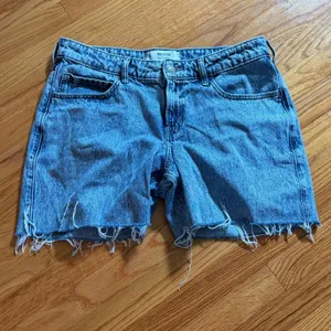 Hollister Low-Rise Baggy Denim Shorts Size 10 30 Long Light Wash Blue Raw Hem thumbnail 1