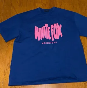 Brand New White Fox Archive 6.0 Oversized Tee in Blueberry & neon pink Size M/L thumbnail 1