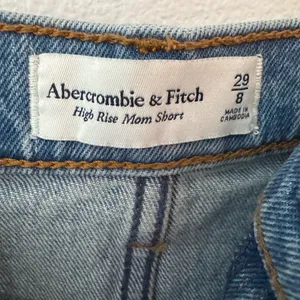 • Abercrombie & Fitch • Women’s High Rise Mom Short Size 29 Size 8 thumbnail 3
