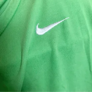 Nike Women's Dri-FIT One Short-Sleeve Tiny Fit Performance Tee M thumbnail 4