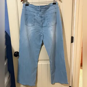 Light Wash Distressed Wide Leg Jeans NWOT thumbnail 3