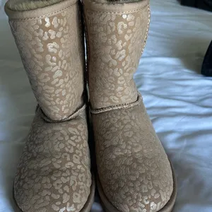 UGG classic short metallic snow leopard quartz Winter Boots size 7 thumbnail 3