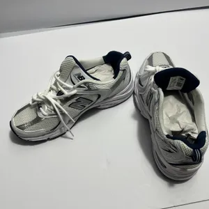 New Balance women’s sneakers in white and navy. Clean and stylish design with a comfortable cushioned insole and lace-up closure. Made in Vietnam. Size 9 US (40.5 EU / 25.5 CM). Great for everyday wear, walking, or casual outfits. Excellent condition thumbnail 3