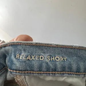 American Eagle Strigid Relaxed Short‎ Light Wash Super High Rise thumbnail 4